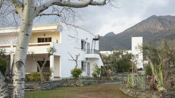 Situated in a mountainous region, this building offers a balcony with a view of the surrounding landscape.