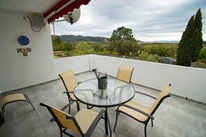 Outdoor dining - Sea view, terrace 20 m2, WIFI, parking, barbecue and garden of 1000 m2. (Roses, Girona)