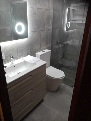 Shower, hair dryer - Sea view, terrace 20 m2, WIFI, parking, barbecue and garden of 1000 m2. (Roses, Girona)