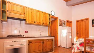 Frigorifero, microonde, forno, piano cottura