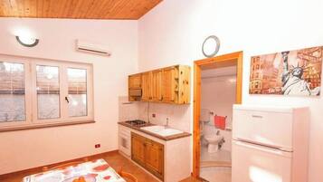 Frigorifero, microonde, forno, piano cottura