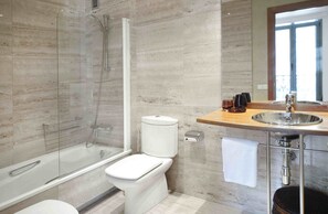 Bathtub, hair dryer, bidet, towels - Three bedroom apartment Ronda Universitat - You Stylish (Barcelona)