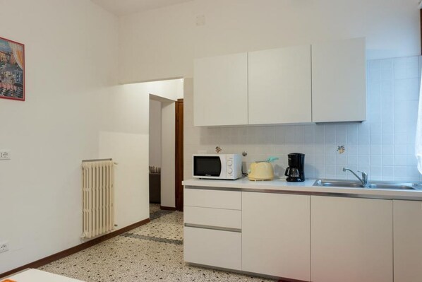 Frigorifero, microonde, forno, piano cottura