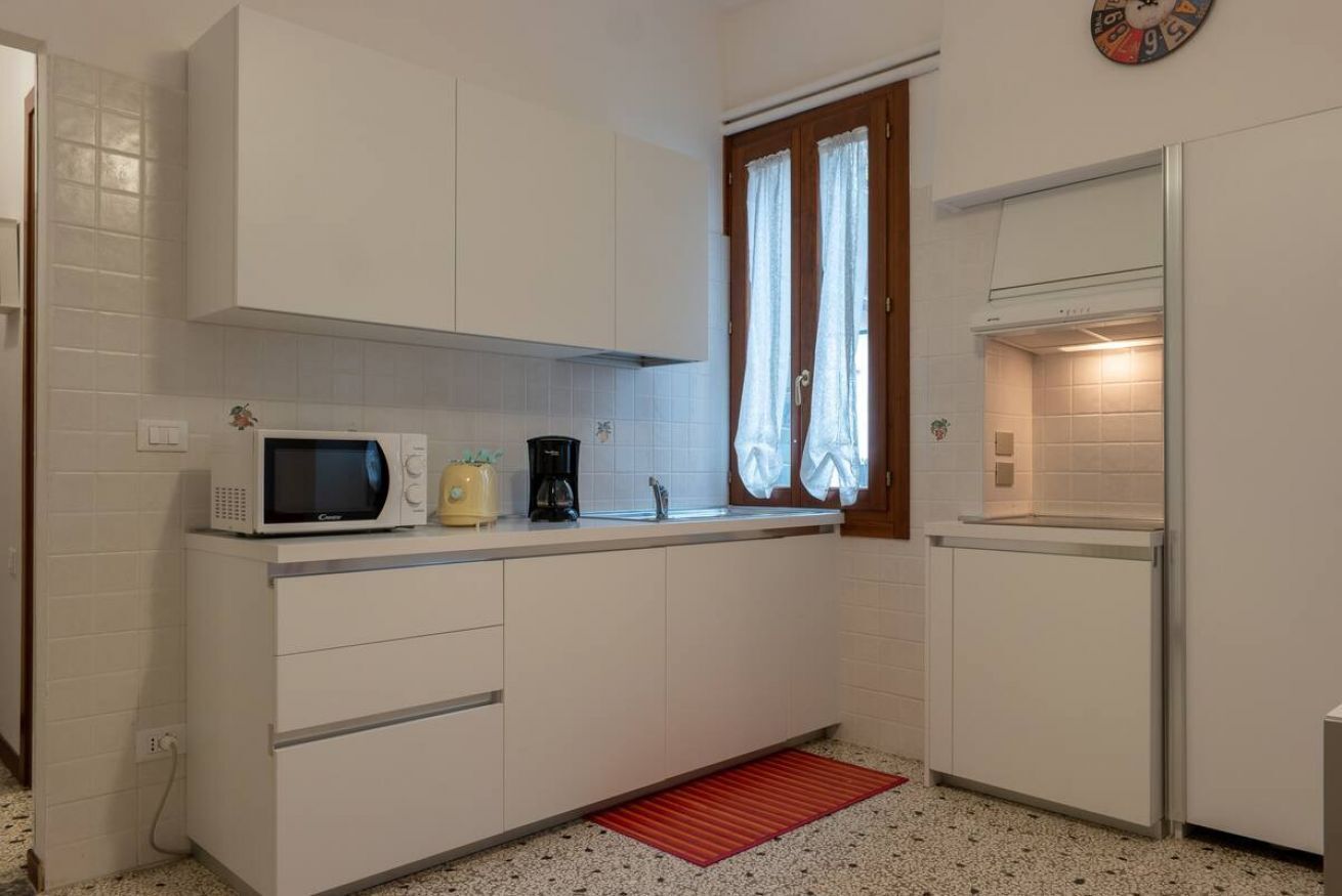 Wasserkocher mit Kaffee-/Teezubehör, Kühlschrank, Mikrowelle, Ofen
