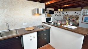 Kühlschrank, Mikrowelle, Herdplatte, Wasserkocher mit Kaffee-/Teezubehör