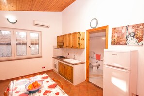 Kühlschrank, Ofen, Herdplatte, Kochgeschirr/Geschirr/Besteck