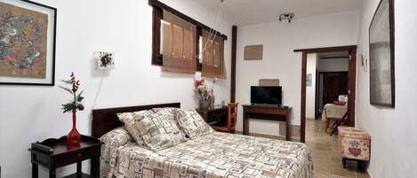 1 slaapkamer, een strijkplank/strijkijzer, gratis wifi, beddengoed