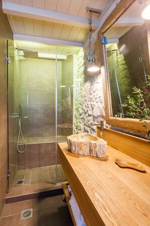Duschwanne, umweltfreundliche Kosmetikartikel, Haartrockner, Handtücher
