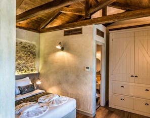 4 عدّة غرف نوم وخزنة داخل الغرفة ومكتب ومكواة/لوح كي