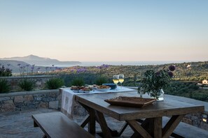 تناول الطعام بالخارج