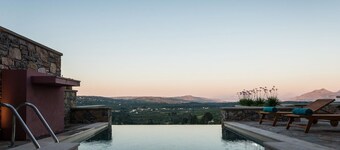 Traditional Villa with Private Heated Pool and BBQ