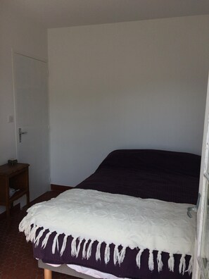 2 chambres, fer et planche à repasser, Wi-Fi, draps fournis