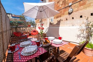 Outdoor dining - Terrace oasis in center of Barcelona (Barcelona)