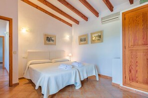 3 bedrooms, in-room safe, iron/ironing board, free WiFi - Fullos for six people with pool (Pollensa)