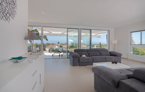 Fernseher, Kamin, DVD-Player