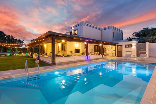 Villa mit Pool, Garten und Tischtennis, nur einen Steinwurf vom Meer entfernt