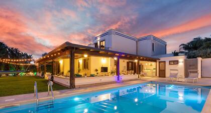 Villa mit Pool, Garten und Tischtennis, nur einen Steinwurf vom Meer entfernt