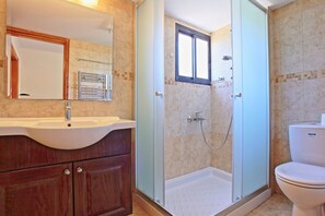 Duschwanne, Haartrockner, Handtücher