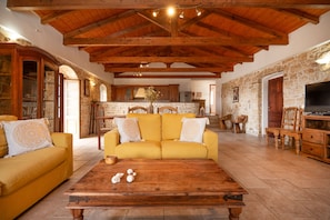 Fernseher, Kamin, DVD-Player, Bücher