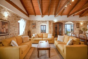 Fernseher, Kamin, DVD-Player, Bücher