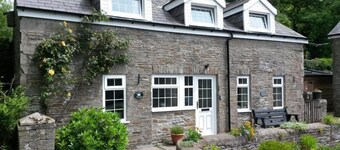 Courtyard cottage with extensive private grounds and free WiFi