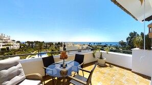 Outdoor dining - Wonderful penthouse Los Monteros beach (Marbella)