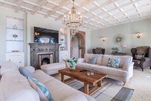 Tv, eldstad, en tv-spelskonsol och dvd-spelare