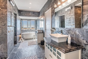 Badewanne, Haartrockner, Handtücher