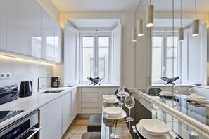 Coffee/tea maker, fridge, microwave, oven