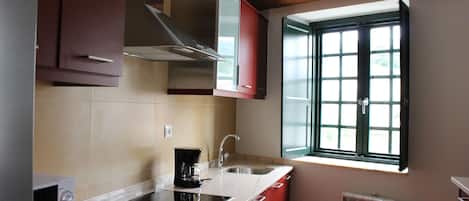 Réfrigérateur, four à micro-ondes, un four, surface de cuisson