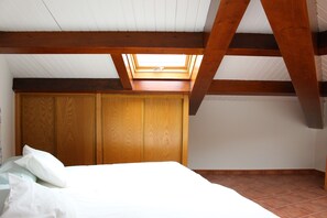 3 bedrooms, desk, free WiFi, bed sheets