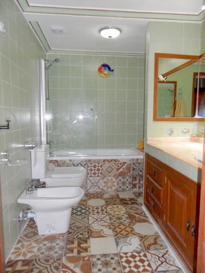 Bruser, hårtørrer, håndklæder