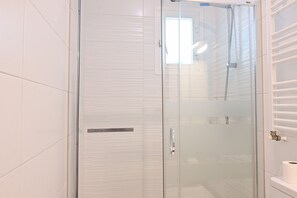 Dusche, Haartrockner, Toilettenpapier