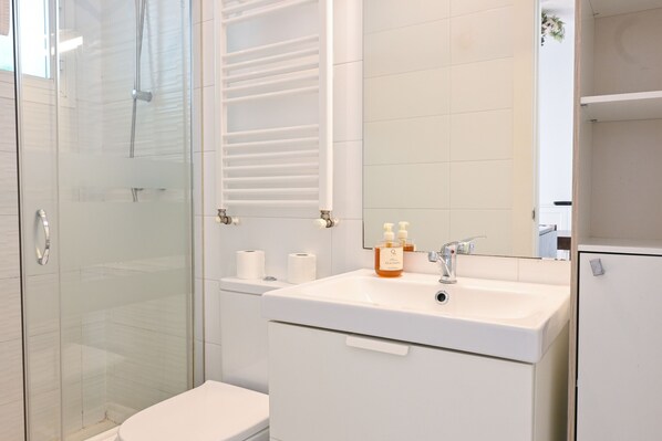 Dusche, Haartrockner, Toilettenpapier