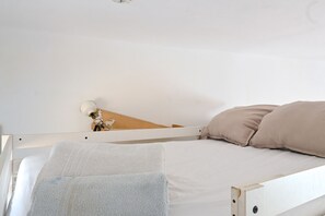 Iron/ironing board, free WiFi - CITY CENTER- ATOCHA ST.  Studio. 4 PAX (Madrid)