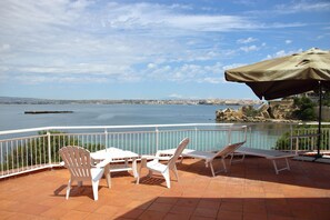 Terrace/patio - Independent villa on the sea (Isola)