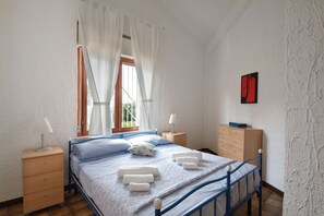3 bedrooms, iron/ironing board, WiFi, bed sheets - Independent villa on the sea (Isola)