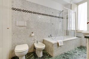 Duschwanne, Haartrockner, Bidet, Handtücher