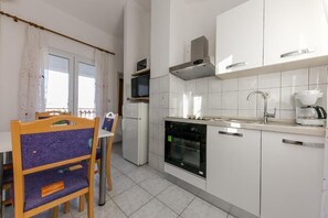 Kühlschrank, Mikrowelle, Ofen, Wasserkocher mit Kaffee-/Teezubehör