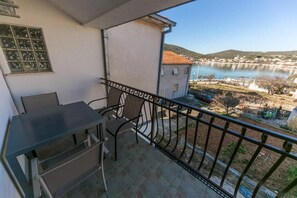 Outdoor dining - Family apartment with sharred jacuzzi (Vinišce)