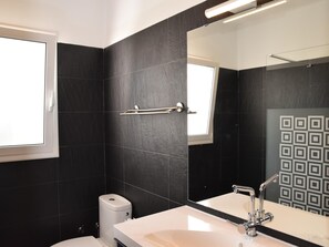 Shower, towels - Bell-lloc CostaBravaSi - Pool, wifi, A/C, BQ (Santa Cristina d'Aro)