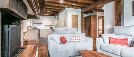 Una televisión, una chimenea