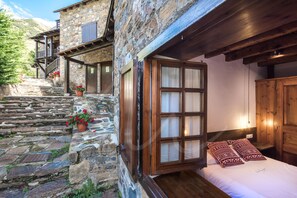 3 slaapkamers, een strijkplank/strijkijzer, internet