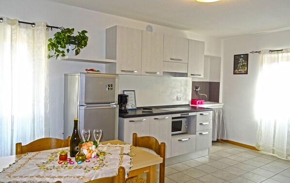 Fridge, microwave, coffee/tea maker, cookware/dishes/utensils - La Rotonda Territorio Apartment (Tremosine)