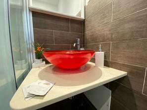 Hydromassagedusche, Haartrockner, Handtücher