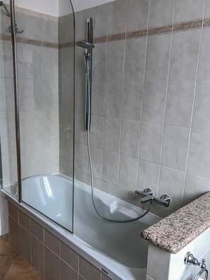 Tina con regadera, secadora de cabello, bidet, toallas