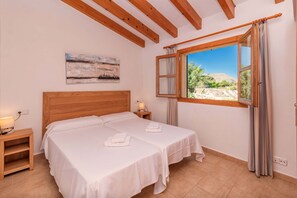 3 bedrooms, in-room safe, iron/ironing board, free WiFi - Villa Els Baladres for families with swimming pool (Pollensa)