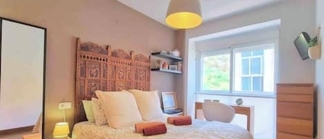 2 habitaciones, escritorio y tabla de planchar con plancha