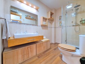 Dusche, Haartrockner, Handtücher, Seife