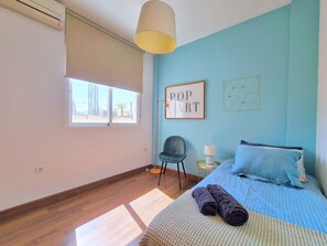 2 habitaciones, escritorio y tabla de planchar con plancha